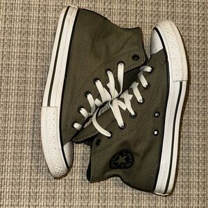 Converse all star classic high top sneakers. Excellent condition!